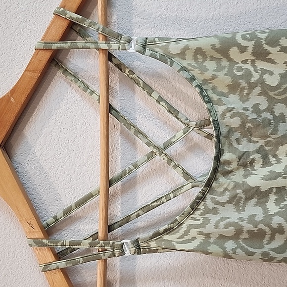 Nike Dri-FIT Green Floral Strappy Back Slim Fit Shirt - Picture 2 of 9